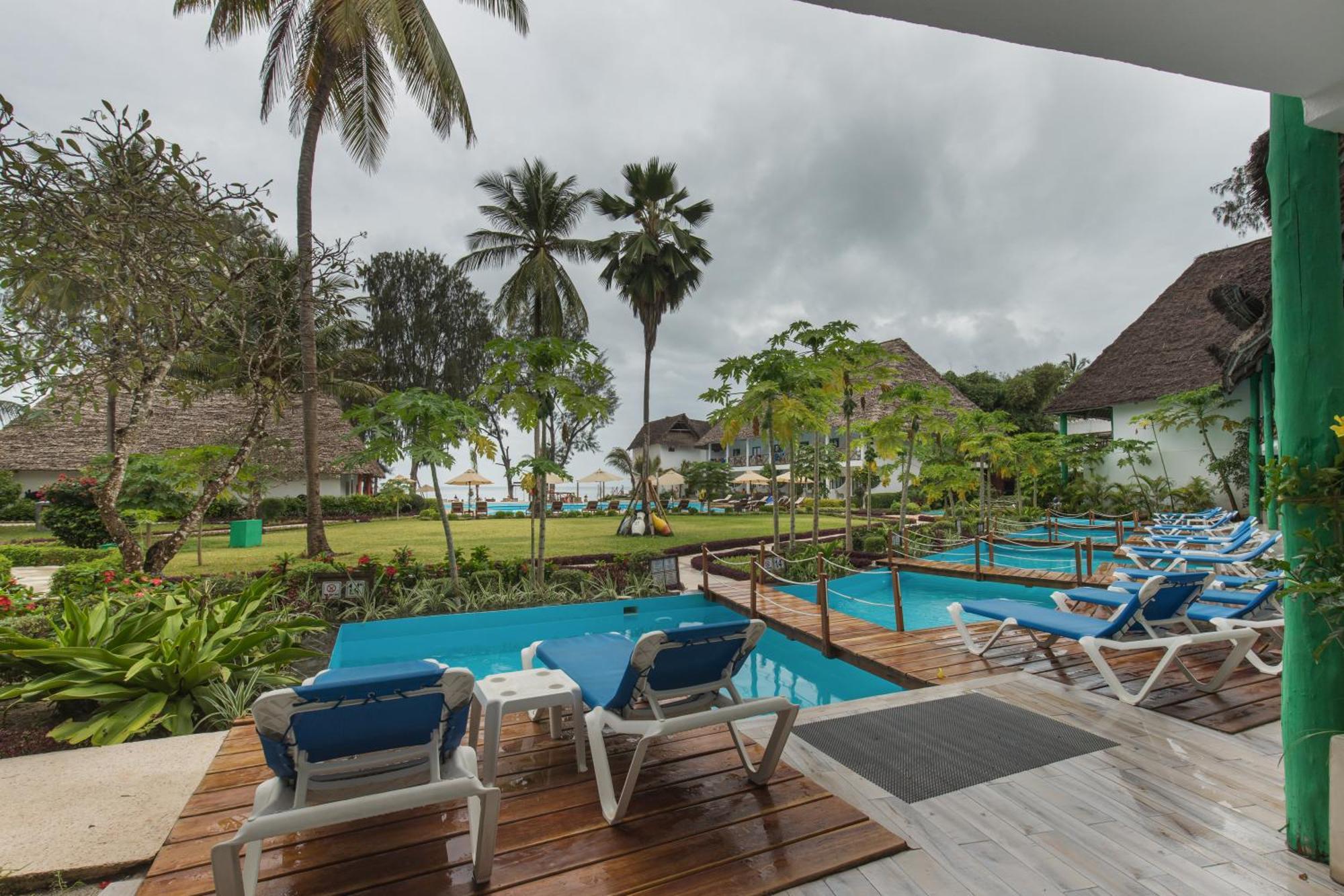 Kiwengwa Beach Resort Exterior photo The pool at the hotel